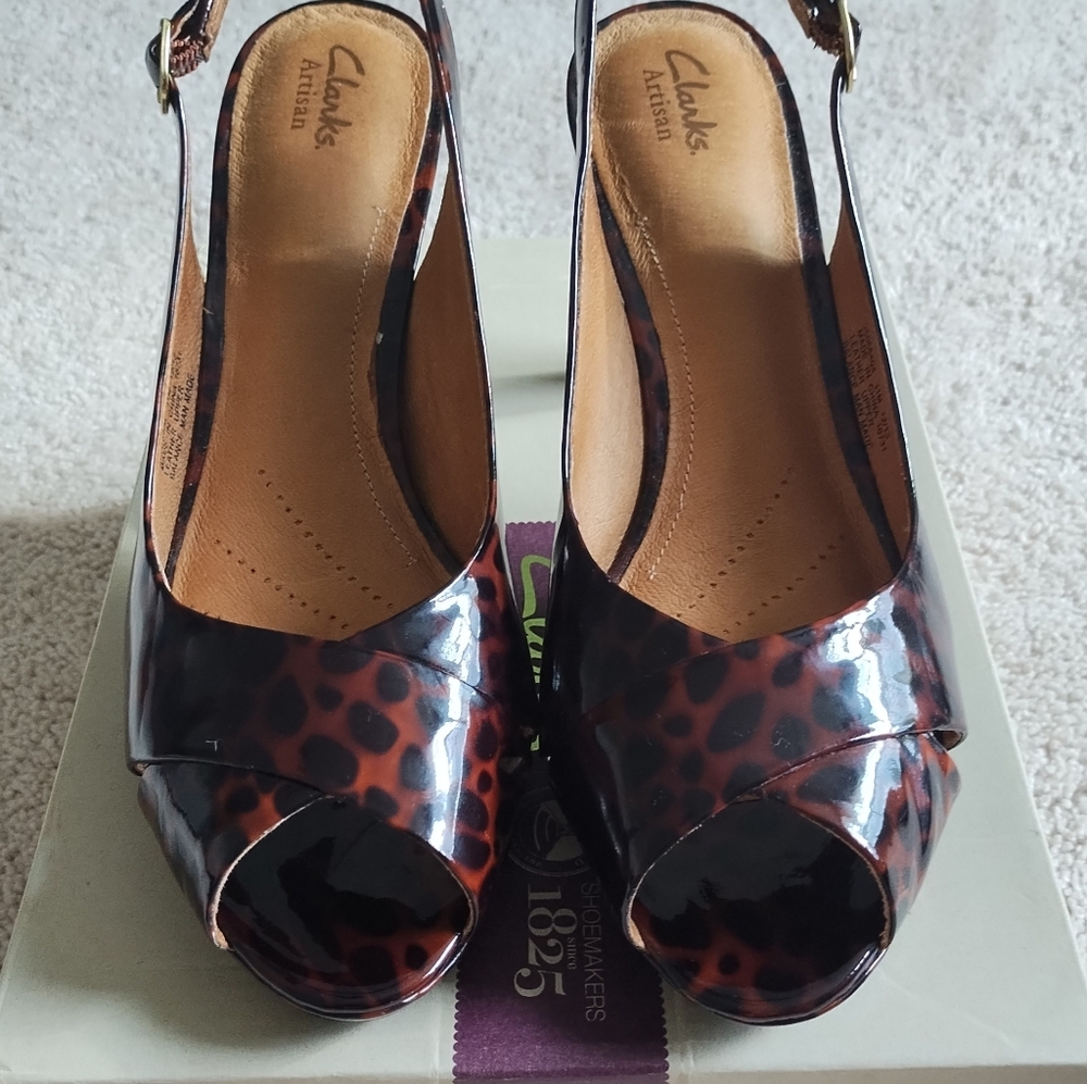 Clarks Wessex Bria Leopard patent leather heels sandals. 11M Used-Excellent